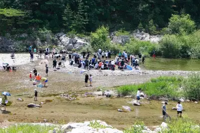 대나무로 피라미 잡자…경북 울진군 왕피천 계곡서 축제