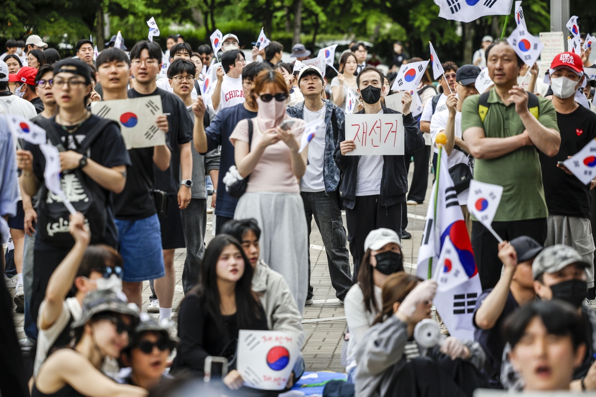 제9회 전국동시지방선거 투표용지 부족 사태에 항의하며 개표소 봉쇄 시위를 이어가는 시민들이 7일 서울 송파구 올림픽공원 핸드볼경기장에 설치된 개표소 앞에서 재선거를 요구하고 있다. 2026.6.7 뉴시스
