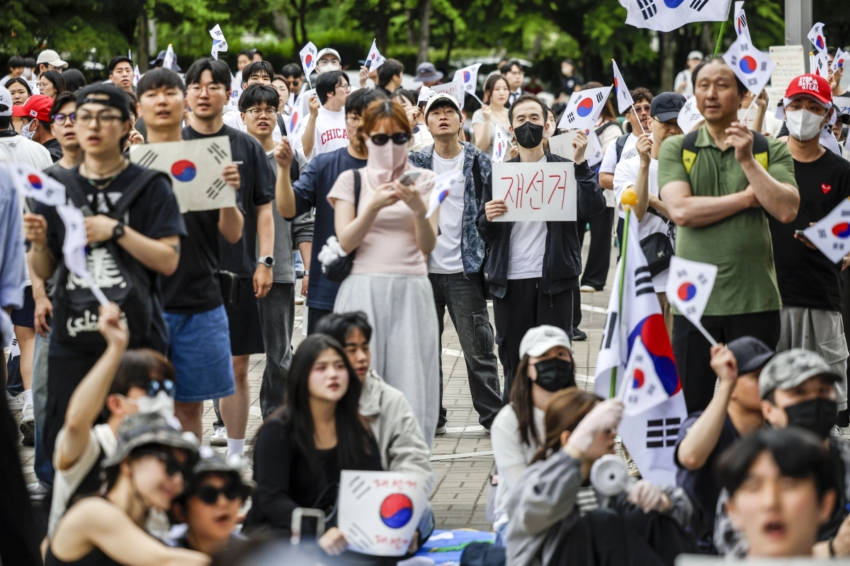 제9회 전국동시지방선거 투표용지 부족 사태에 항의하며 개표소 봉쇄 시위를 이어가는 시민들이 7일 서울 송파구 올림픽공원 핸드볼경기장에 설치된 개표소 앞에서 재선거를 요구하고 있다. 2026.6.7 뉴시스