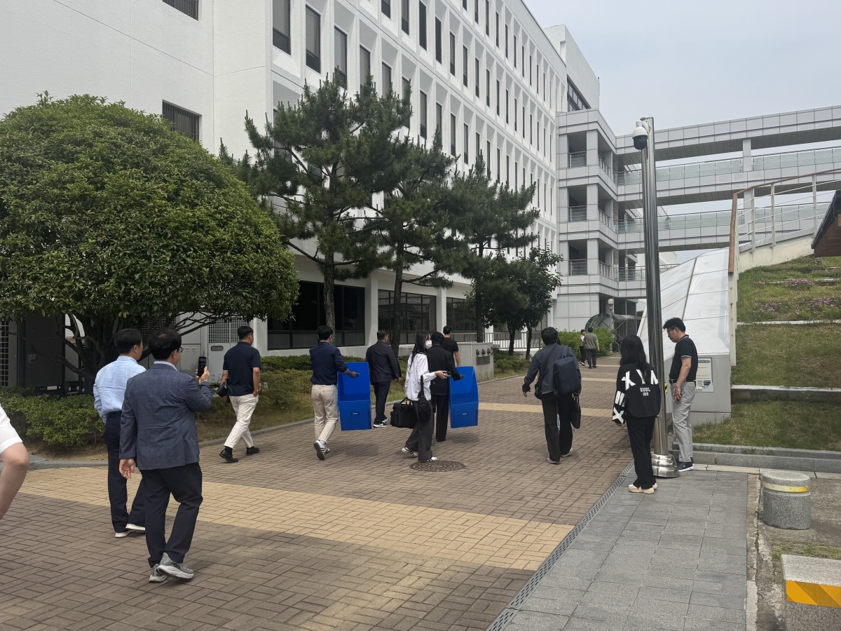 경남경찰청 사이버수사과는 공직선거법 위반 사건과 관련해 경남도청 공보관실 등을 압수수색하고자 도청 본관으로 향하고 있다. 2026.6.9. 이창언 기자
