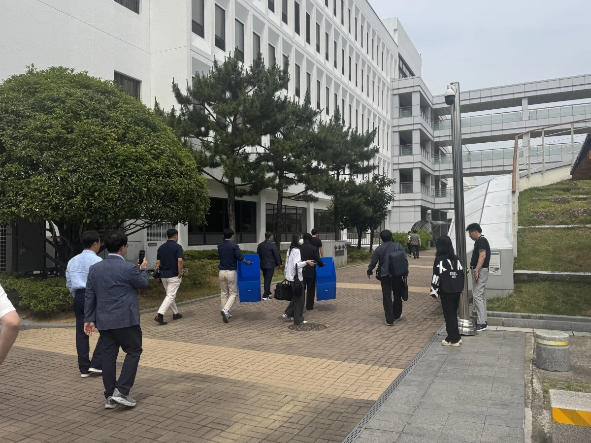 경남경찰청 사이버수사과는 공직선거법 위반 사건과 관련해 경남도청 공보관실 등을 압수수색하고자 도청 본관으로 향하고 있다. 2026.6.9. 이창언 기자