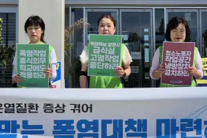 펄펄 끓는 솥 앞 폭염 사각지대 놓인 급식 노동자들