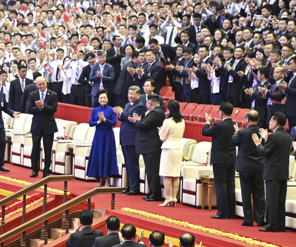8일 북한 평양체육관에서 시진핑 중국 국가주석 부부와 김정은 북한 국무위원장 부부가 예술 공연을 관람하고 있다. 연합뉴스