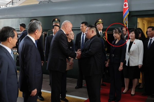 김정은 북한 국무위원장이 2일 현지시간 오후 4시 중국 수도 베이징에 도착했다고 조선중앙통신이 보도했다. 통신이 공개한 사진에 따르면 김 위원장의 딸 주애(붉은 원), 조용원·김덕훈 당 비서, 최선희 외무상 등이 동행했다. 2025.9.2 서울신문DB