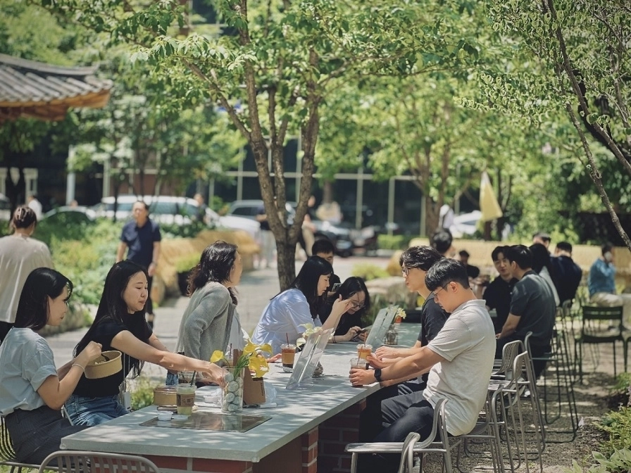 지난 8일 서울 종로구 청진공원을 찾은 시민들이 도심 속 소풍을 즐기고 있다. 종로구 제공