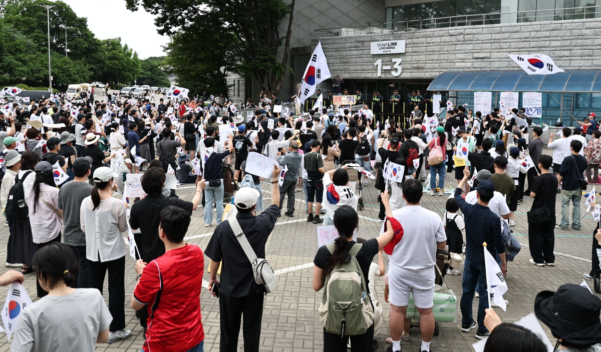 6·3 지방선거 투표지 부족 사태를 규탄하며 재선거를 요구하는 ‘잠실 개표소 봉쇄 시위’가 열리고 있는 7일 서울 송파구 올림픽공원 핸드볼경기장. 연합뉴스