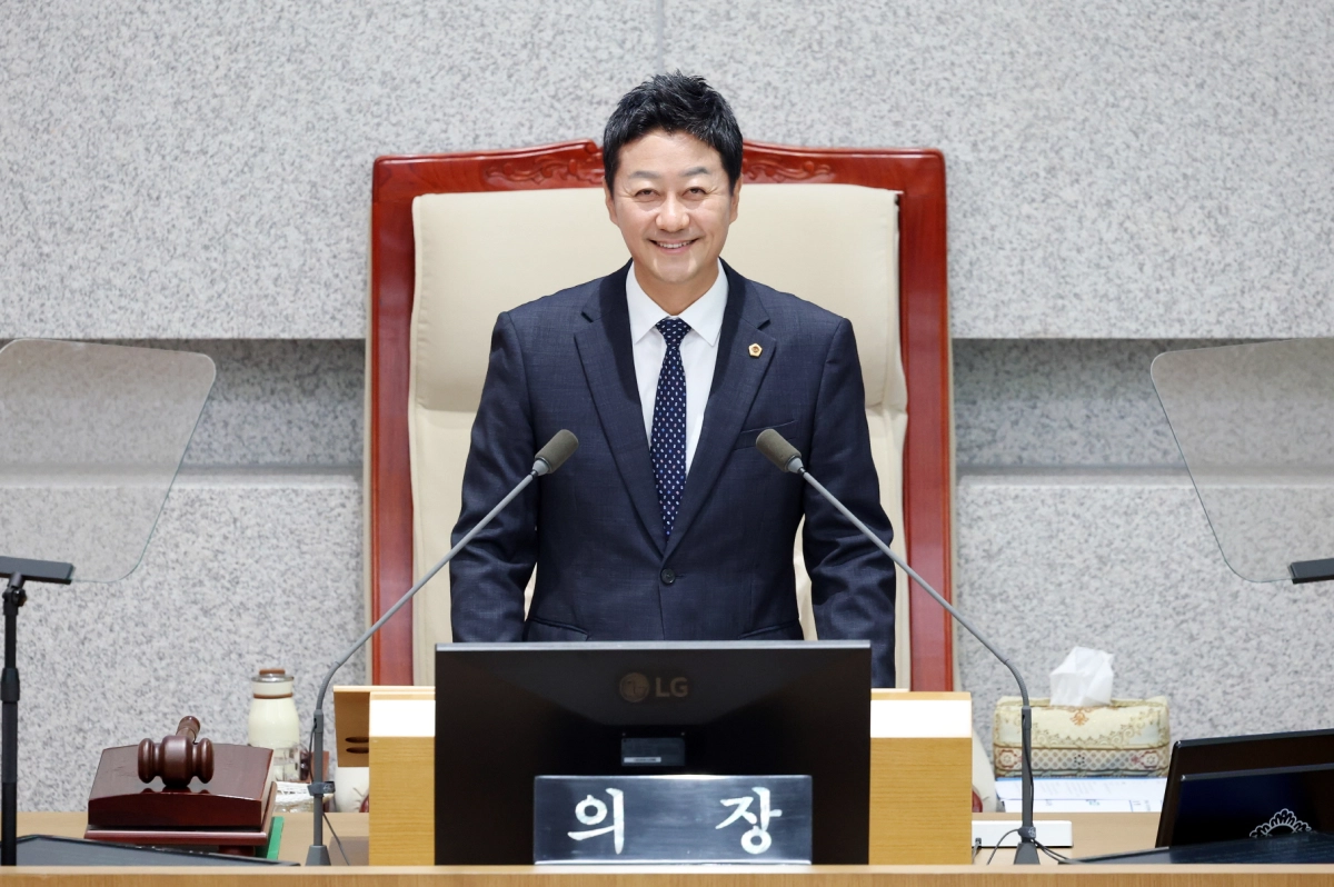 김진경 의장이 9일 의회 본회의장에서 열린 ‘제391회 정례회 제1차 본회의’에서 단상에 올라 제11대 의회의 성과를 돌아보고 책임 있는 의정활동 마무리를 당부하는 개회사를 하고 있다.(사진=경기도의회)