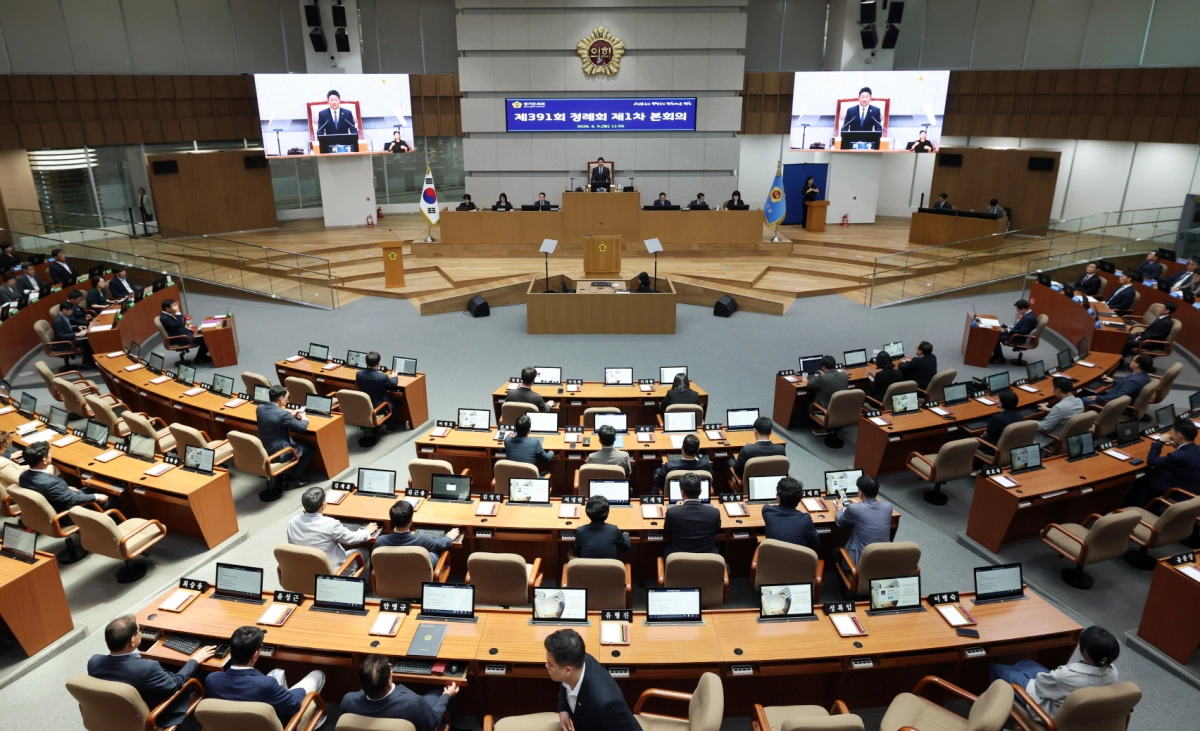 9일 경기도의회 본회의장에서 제11대 의회의 마지막 의사일정인 ‘제391회 정례회 제1차 본회의’가 개회된 가운데, 의원들이 자리에 앉아 김진경 의장의 개회사를 경청하고 있다.(사진=경기도의회)