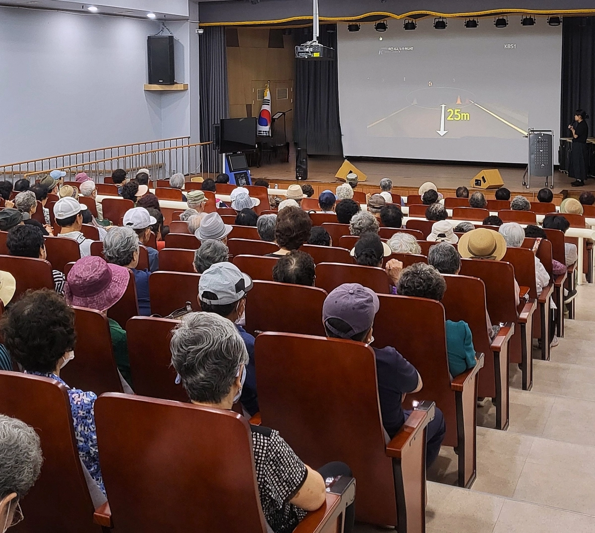 지난 8일 서울 송파구 송파노인종합복지관에서 구민들이 ‘고령자 교통안전교육’을 받고 있다. 송파구 제공