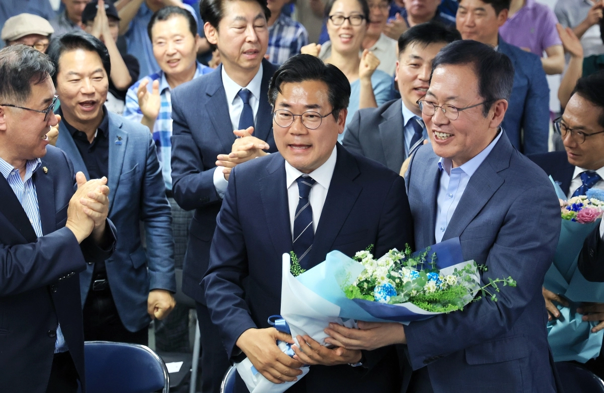더불어민주당 박찬대 인천시장 당선인이 당선 축하를 받고 있다. 뉴스1