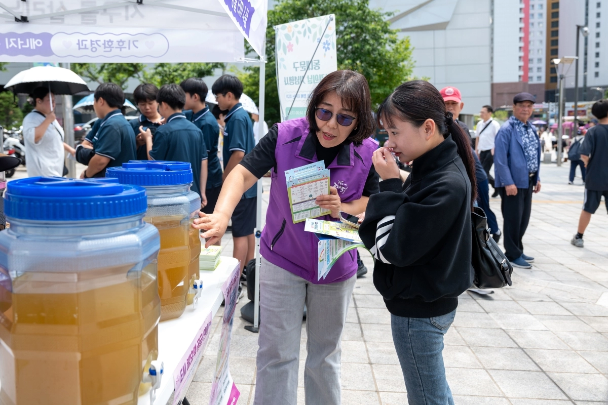 서울 동대문구 청량리역 광장에서 열린 환경의 날 기념행사에 한 구민이 행사를 즐기고 있다. 동대문구 제공