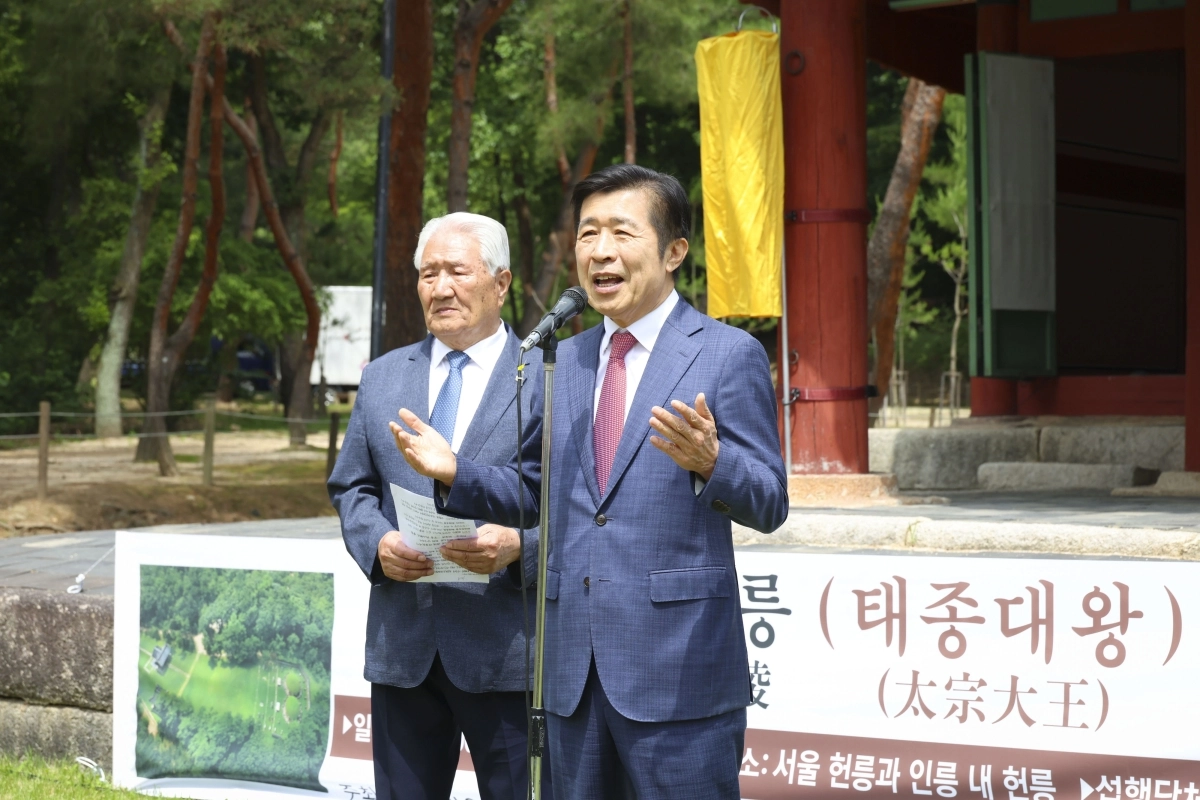 전성수(오른쪽) 서울 서초구청장이  8일 내곡동 헌릉에서 열린 태종 604주기 제향식에서 인사말을 하고 있다. 서초구 제공