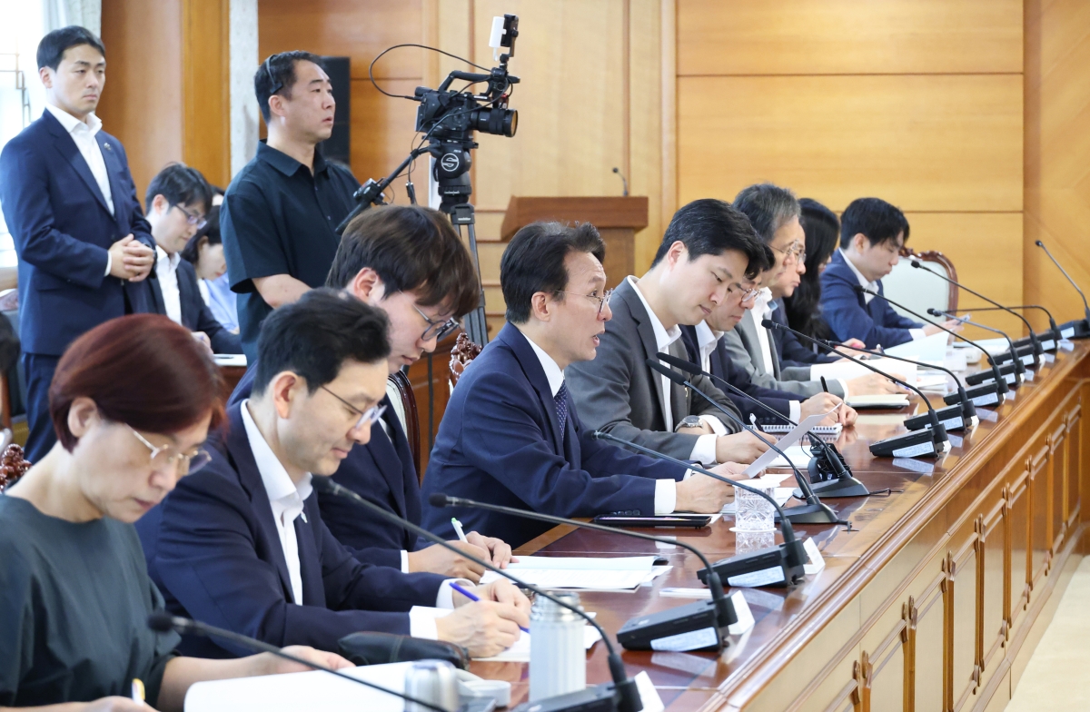 청년정책 관계장관 회의 주재하는 김민석 국무총리     (서울=연합뉴스) 안정원 기자 = 김민석 국무총리가 9일 서울 종로구 정부서울청사에서 청년정책 관계장관 회의를 주재하고 있다. 2026.6.9     jeong@yna.co.kr