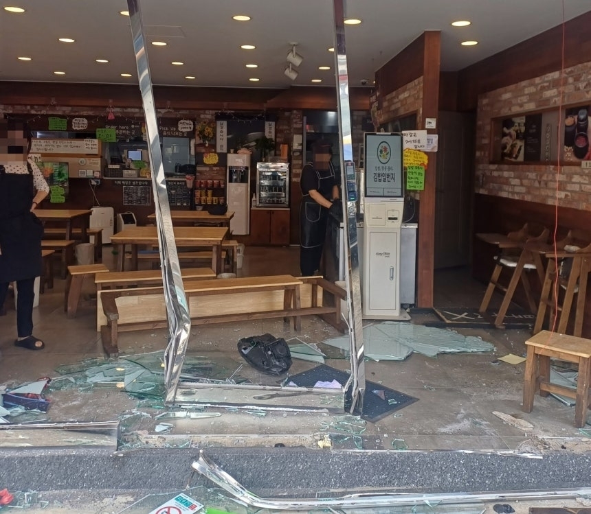 9일 오후 1시 15분쯤 경남 밀양시 삼문동에서 70대 A씨가 운전하던 차가 음식점으로 돌진하는 사고가 발생했다. 2026.6.9 독자 제공 연합뉴스