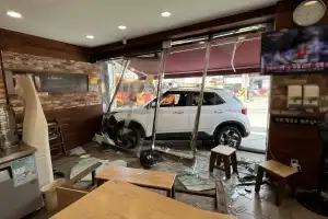 밀양서 70대가 몰던 SUV 음식점 돌진…운전자 경상·10여명 대피