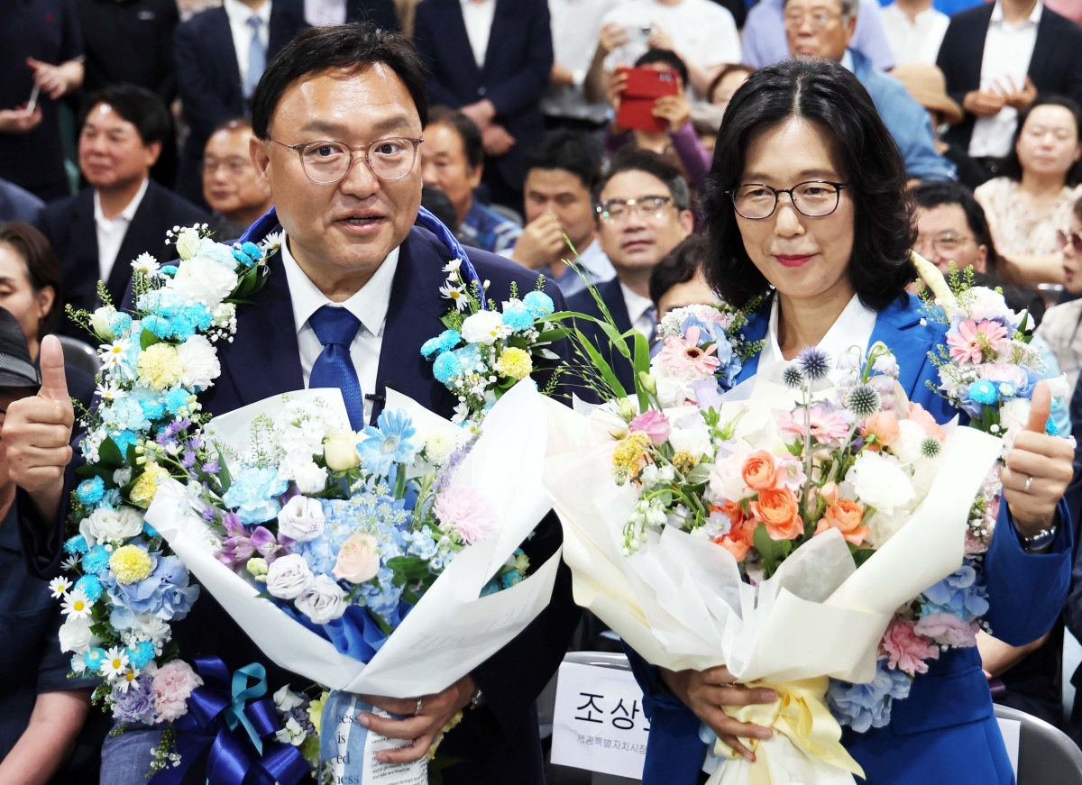 조상호 세종시장 당선인이 3일 축하 꽃다발을 받고 있다. 세종 연합뉴스
