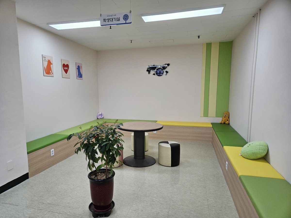법무부가 9일 공개한 안산청소년꿈키움센터의 보호관찰 대상자 대기실. 정부 정책에 따라 소년범들은 성인범과 분리된 상태에서 상담을 받을 수 있게 됐다.