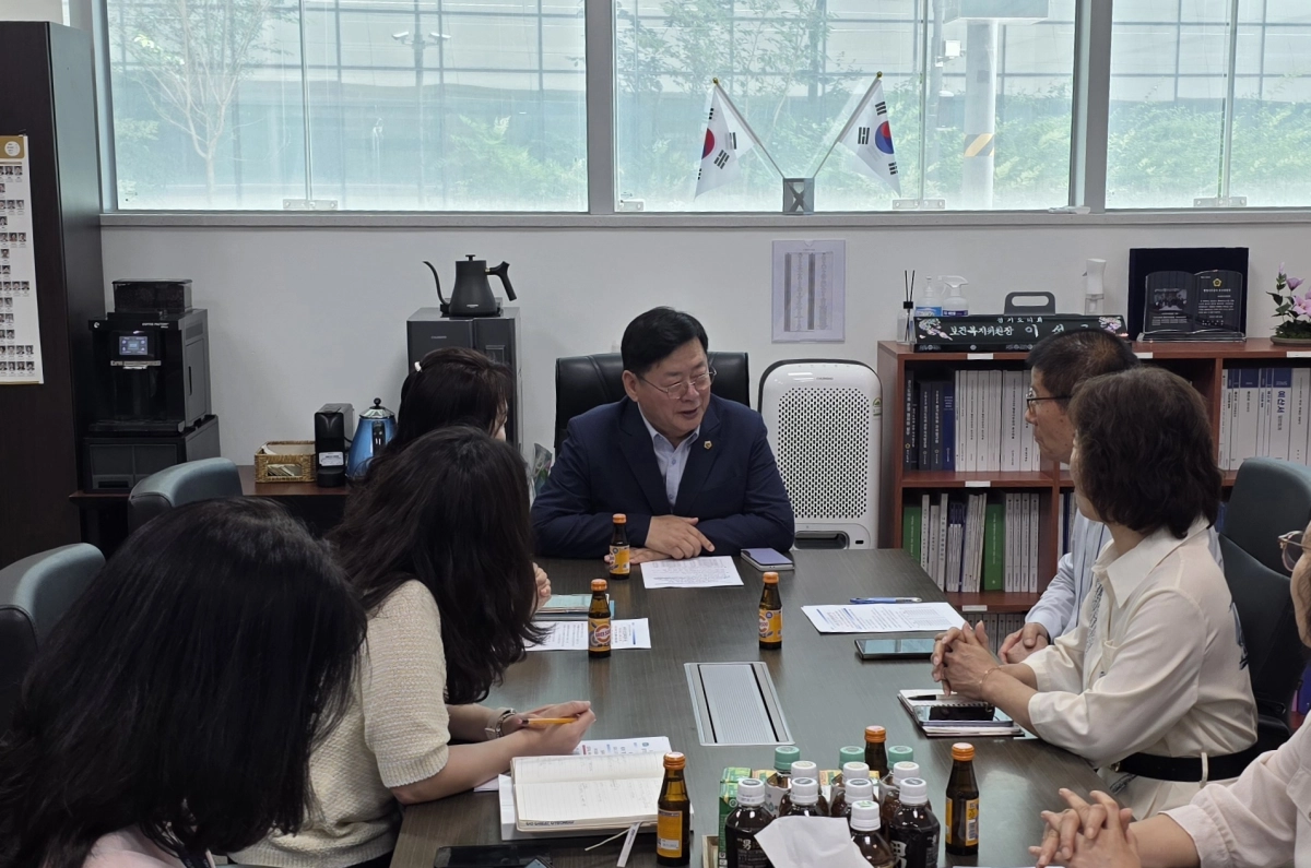 이선구 위원장이 경기도 정신건강복지센터 가족대표단 및 도 관계자들과 정신질환 당사자와 가족을 위한 지원사업 확대 방안을 논의하고 있다.(사진=경기도의회)