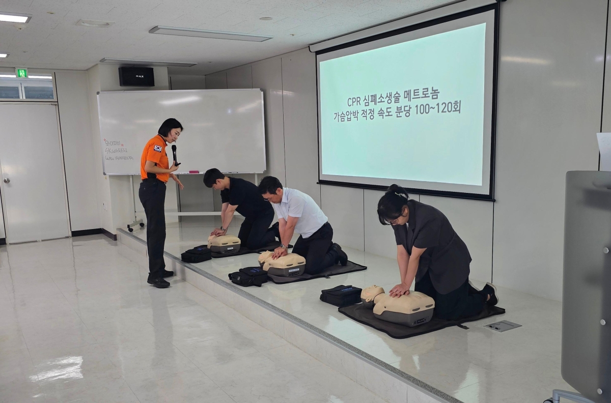 대한해운과 KLCSM의 협력사 임직원들이 지난 5일 부산 중구 KLCSM 본사에서 열린 2026년도 상반기 안전보건교육에서 부산중부소방서 소속 전문강사의 지도 아래 심폐소생술(CPR)을 실습하고 있다. 산업재해 예방과 상생 안전문화 구축을 위해 진행된 이날 교육에는 전국 52곳 협력사에서 65명이 참석했다. SM그룹 제공