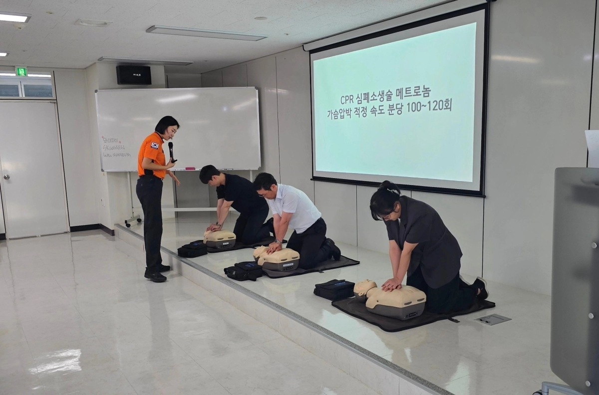 대한해운과 KLCSM의 협력사 임직원들이 지난 5일 부산 중구 KLCSM 본사에서 열린 2026년도 상반기 안전보건교육에서 부산중부소방서 소속 전문강사의 지도 아래 심폐소생술(CPR)을 실습하고 있다. 산업재해 예방과 상생 안전문화 구축을 위해 진행된 이날 교육에는 전국 52곳 협력사에서 65명이 참석했다. SM그룹 제공