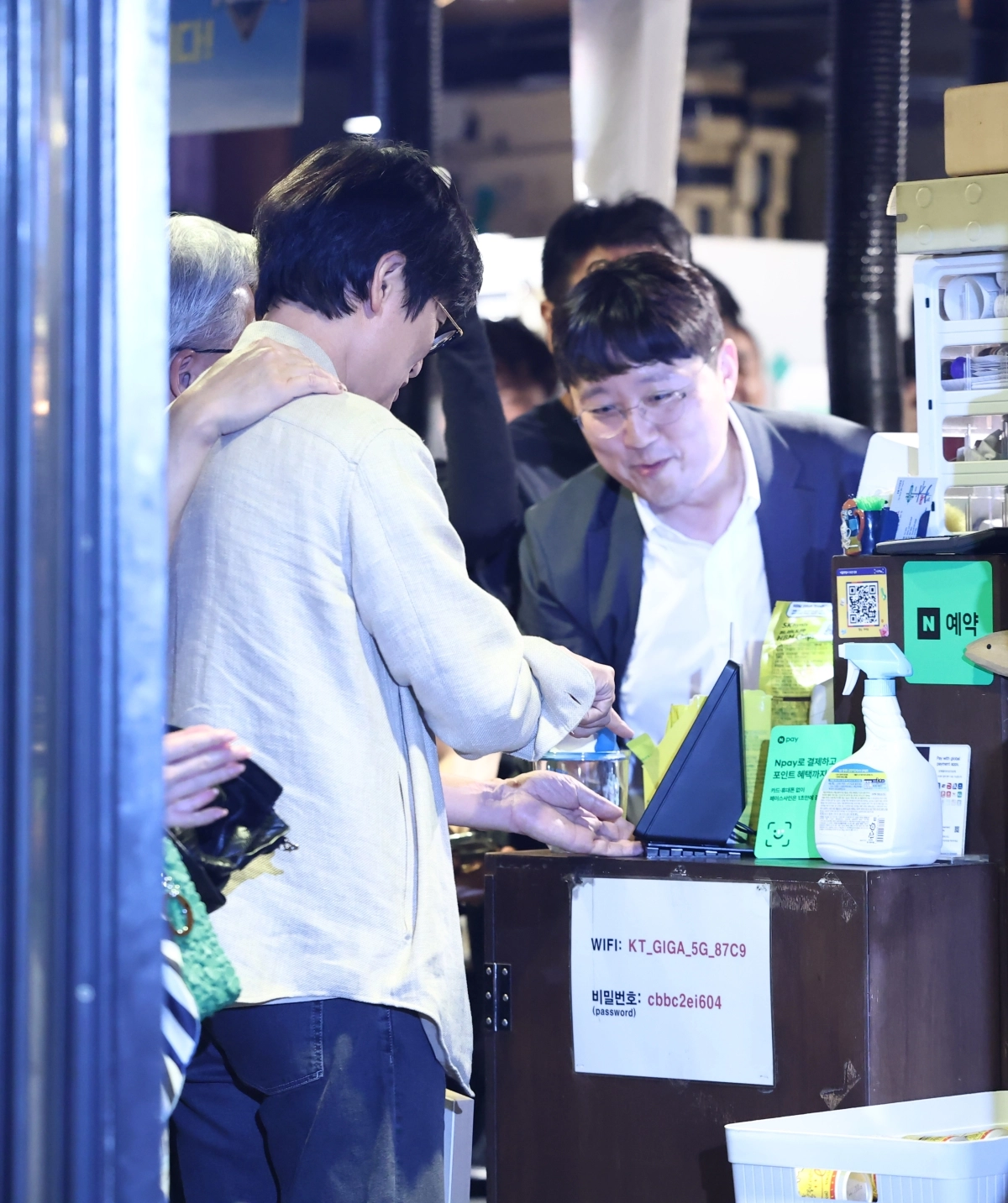 젠슨 황 엔비디아 최고경영자(CEO)가 5일 서울 마포구 홍대 인근 삼겹살 음식점 ‘형님 저요’에서 최태원 SK그룹 회장, 구광모 LG그룹 회장, 이해진 네이버 의장과 ‘삼소(삼겹살·소주) 회동’을 했다. 이 의장이 ‘네이버페이 결제단말기 커넥트’로 식사값을 결제하고 있다. 2026.6.5. 연합뉴스