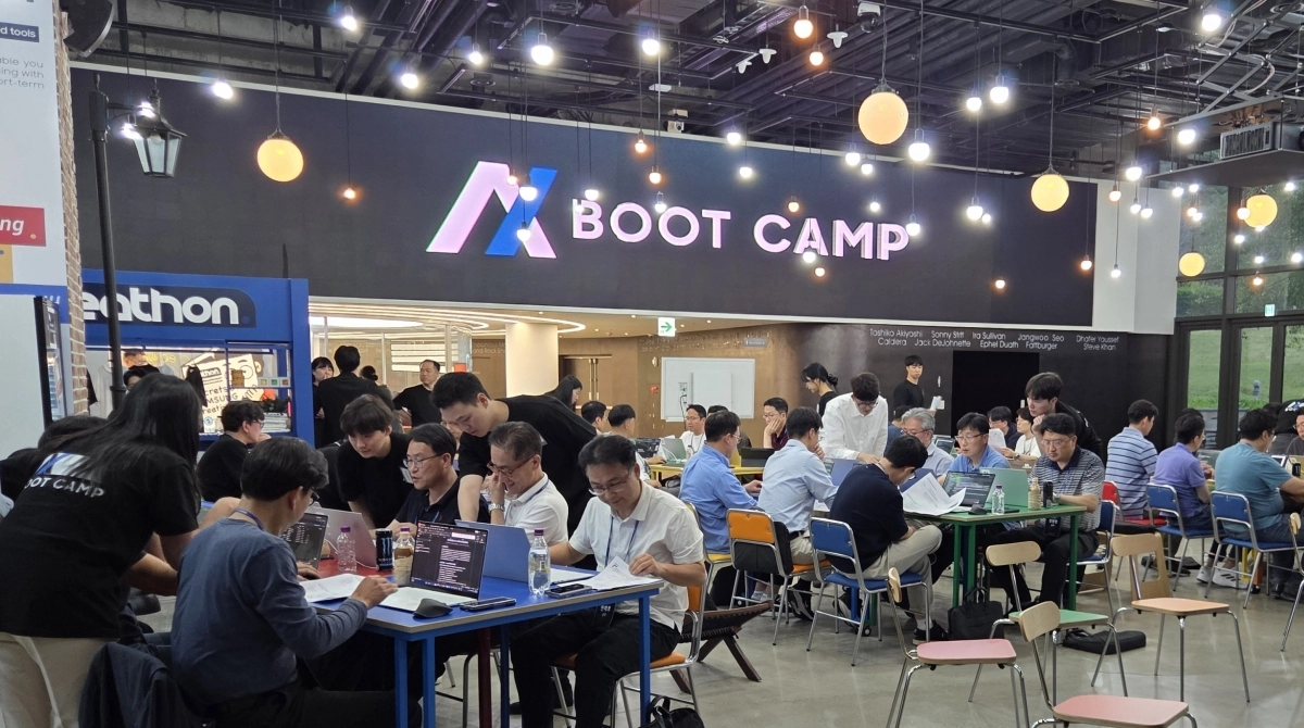 삼성이 모든 관계사 업무 과정에 인공지능(AI)을 전면 도입한다고 9일 밝혔다. 사진은 삼성 관계사 임원들이 경기 용인시 인력개발원 창조관에서 AI 집중교육을 받고 있는 모습. 삼성전자 제공