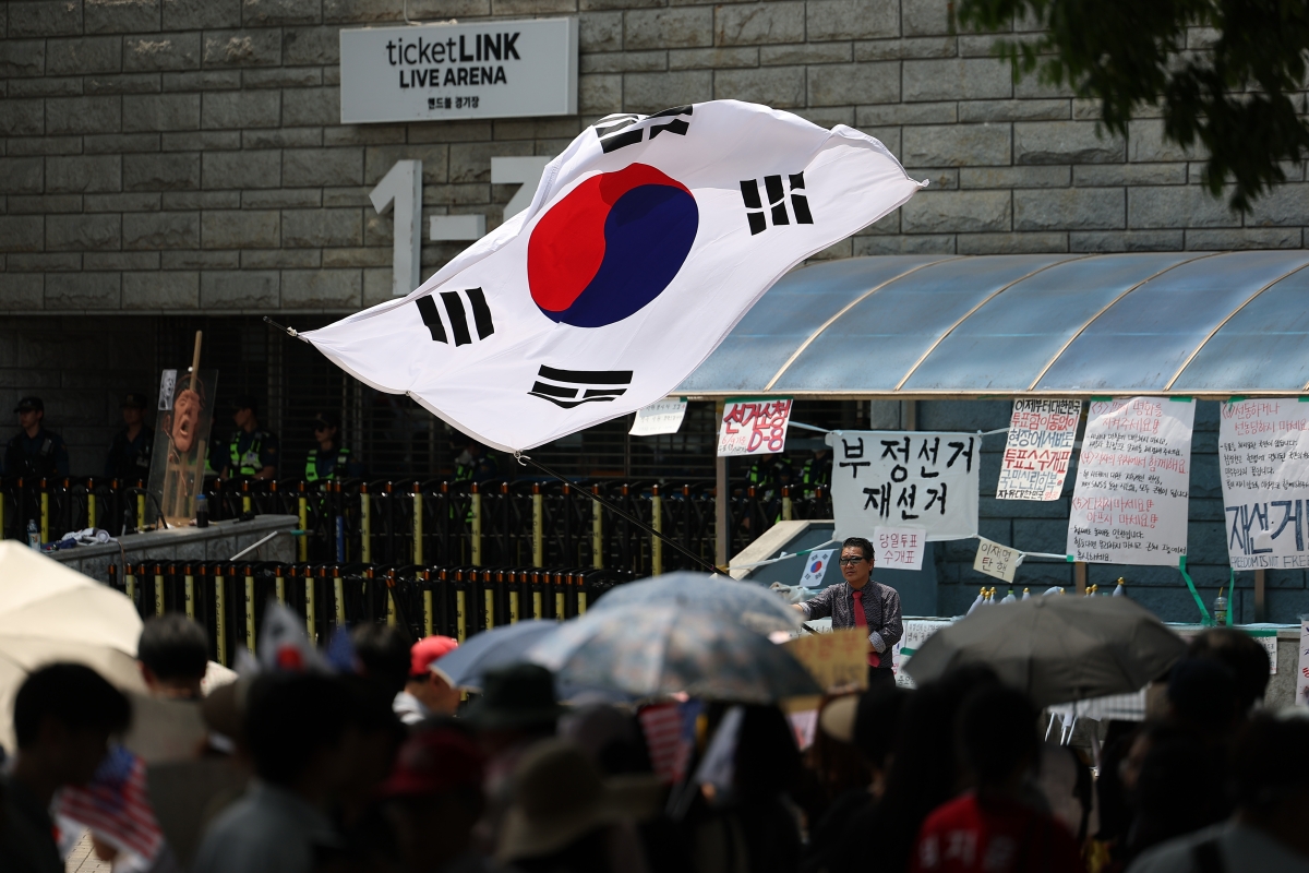 6·3 지방선거 투표용지 부족 사태를 규탄하며 재선거를 요구하는 ‘잠실 개표소 봉쇄 시위’가 계속되고 있는 9일 서울 송파구 올림픽공원 핸드볼경기장에서 시민들이 구호를 외치고 있다. 연합뉴스