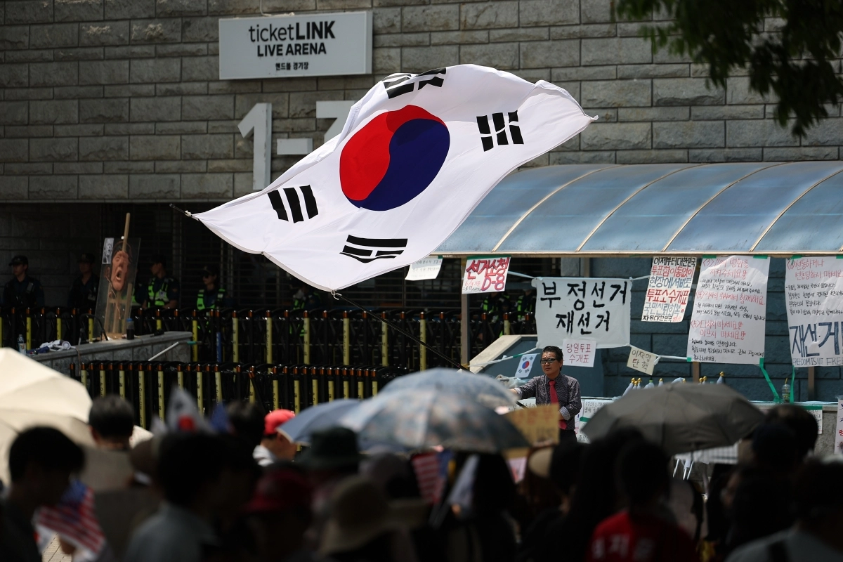 6·3 지방선거 투표용지 부족 사태를 규탄하며 재선거를 요구하는 ‘잠실 개표소 봉쇄 시위’가 계속되고 있는 9일 서울 송파구 올림픽공원 핸드볼경기장에서 시민들이 구호를 외치고 있다. 연합뉴스