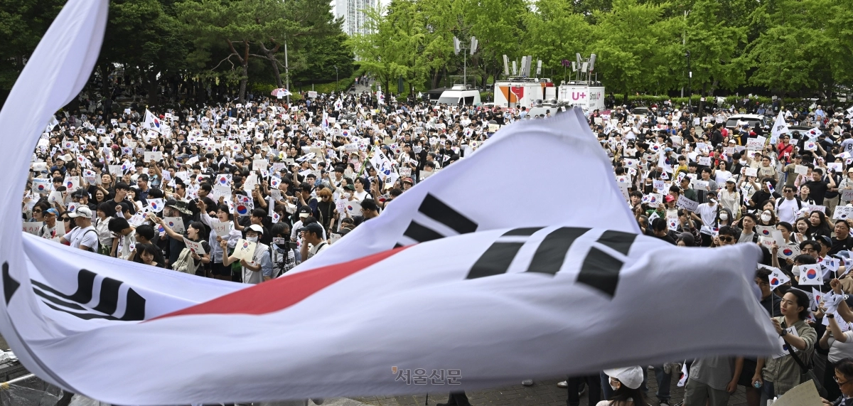 7일 잠실7동 주민들의 개표소인 서울 송파구 올림픽공원 핸드볼경기장에서 시민들이 재선거를 요구하는 구호를 외치고 있다. 2026.6.7 이지훈 기자