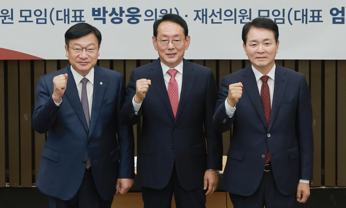 국민의힘 차기 원내대표 선거에 출마한 김도읍(가운데)·정점식(왼쪽)·성일종 의원이 9일 국회에서 국민의힘 초·재선 의원들이 연 원내대표 후보자 초청 간담회에 참석해 기념 촬영을 하고 있다. 연합뉴스