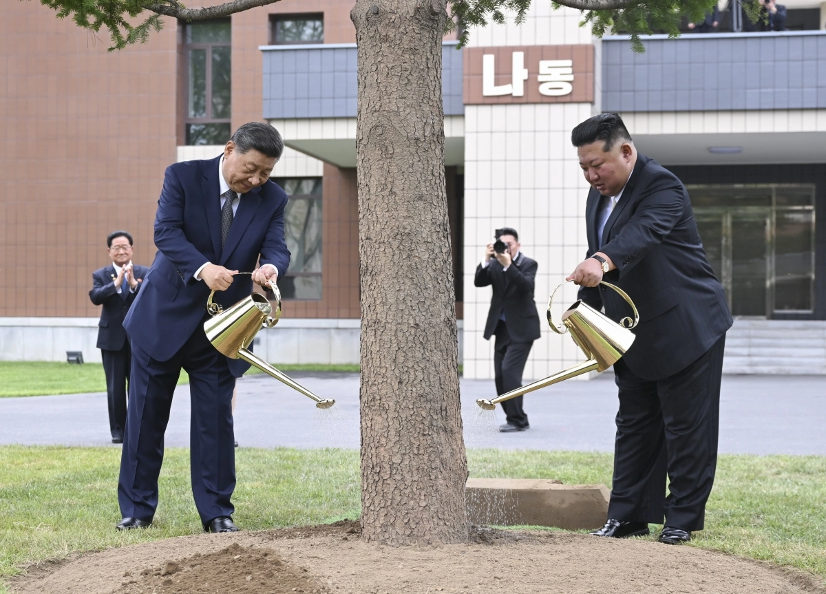 시진핑·김정은, 노동당 간부학교 기념 식수
