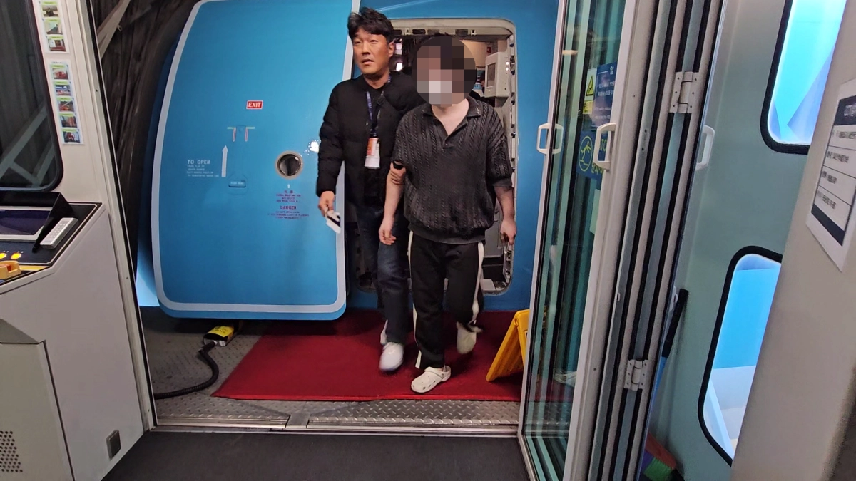 대구경찰청 광역수사대 상선수사팀이 지난해 11월 캄보디아를 거점으로 활동하다 국내로 송환된 로맨스 스캠 조직 총책을 인천공항에서 넘겨받고 있다. 대구경찰청 제공