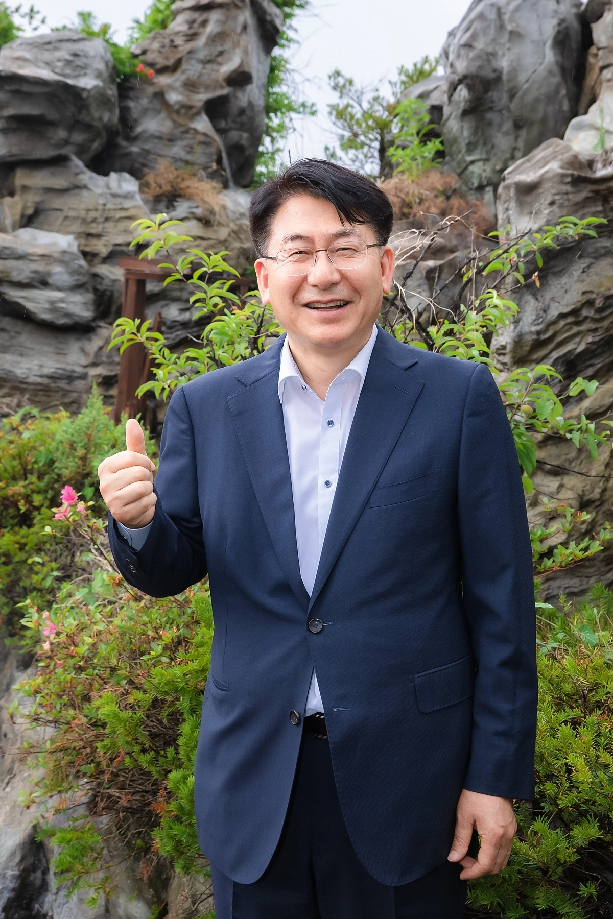 유보화 서울 성동구청장 당선인이 9일 선거 캠프가 마련된 행당동 건물 옥상정원에서 인터뷰에 앞서 활짝 웃고 있다. 유 당선인은 “4년 뒤 ‘성동에 사는 것이 더 자랑스러워졌다’라는 얘기를 듣도록 주민들 곁의 해결사로 책임감 있게 일하겠다”고 밝혔다. 캠프 제공