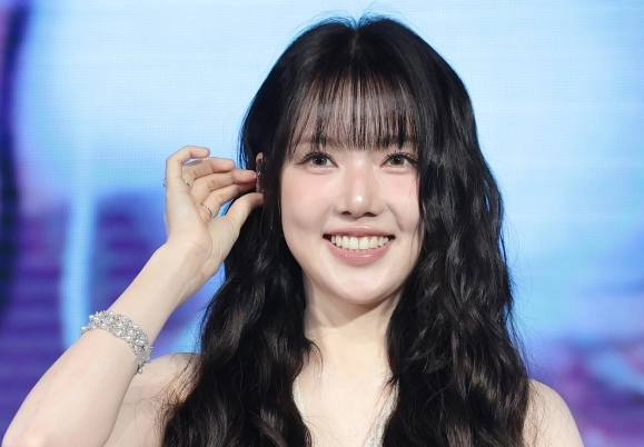 가수 예린이 9일 서울 마포구 홍대 롤링홀에서 열린 네 번째 미니 앨범 ‘REACH YOU’(리치 유) 발매 쇼케이스에서 포즈를 취하고 있다. 2026.6.9.<br>뉴스1