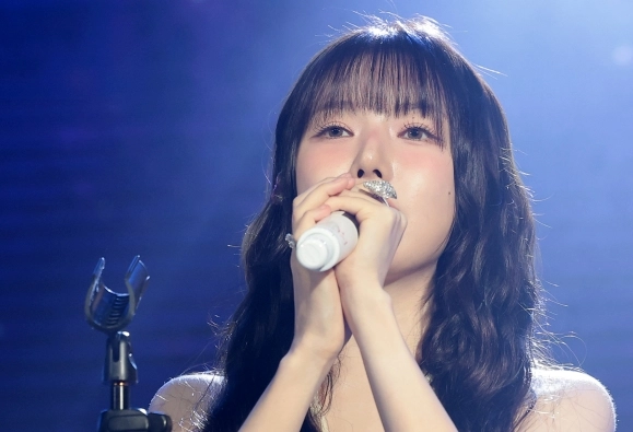 가수 예린이 9일 서울 마포구 홍대 롤링홀에서 열린 네 번째 미니 앨범 ‘REACH YOU’(리치 유) 발매 쇼케이스에서 수록곡 ‘폴라리스’를 선보이고 있다. 2026.6.9.<br>뉴스1