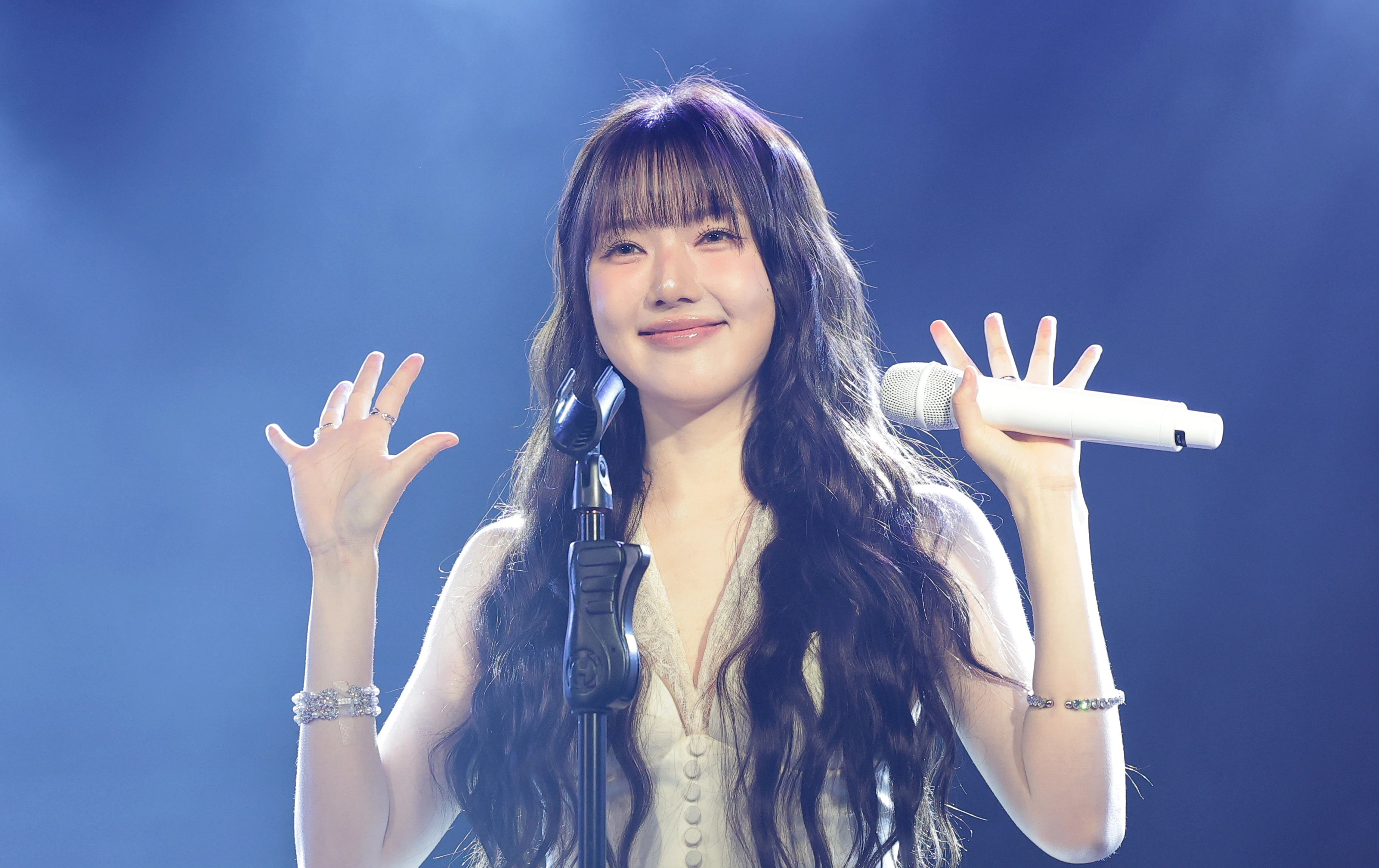 가수 예린이 9일 서울 마포구 홍대 롤링홀에서 열린 네 번째 미니 앨범 ‘REACH YOU’(리치 유) 발매 쇼케이스에서 수록곡 ‘폴라리스’를 선보이고 있다. 2026.6.9.<br>뉴스1