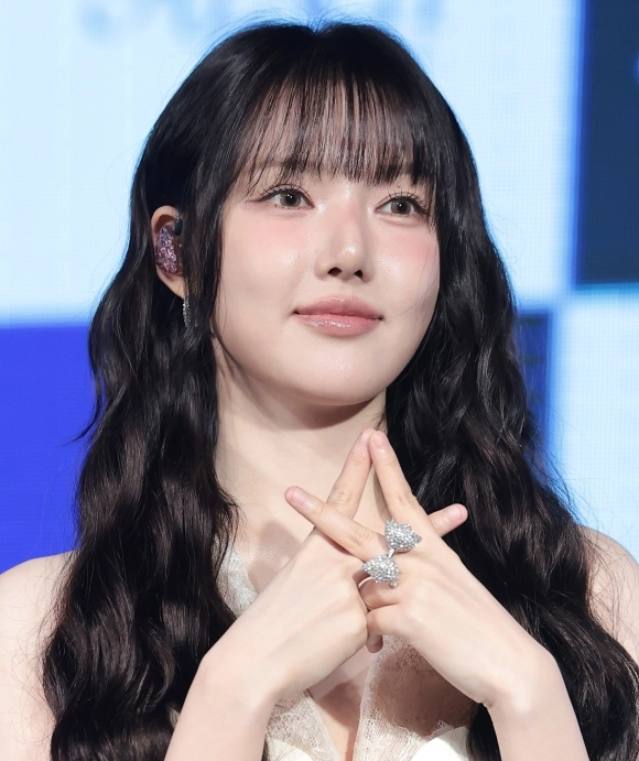가수 예린이 9일 서울 마포구 홍대 롤링홀에서 열린 네 번째 미니 앨범 ‘REACH YOU’(리치 유) 발매 쇼케이스에서 포즈를 취하고 있다. 2026.6.9.<br>뉴스1