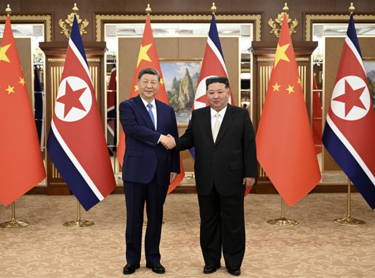 8일 시진핑 중국 국가주석과 김정은 북한 국무위원장이 평양 금수산 영빈관에서 정상회담을 갖기에 앞서 악수하고 있다.  중국외교부 홈페이지 캡처