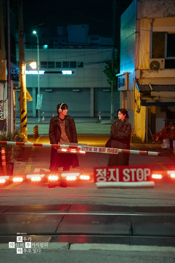 두 주인공이 반복적으로 만나는 철길 건널목 미장센은 두 주인공이 함께 갇힌 상황에서 서로의 언어로 소통하려는 출발선처럼 읽힌다.  JTBC 제공