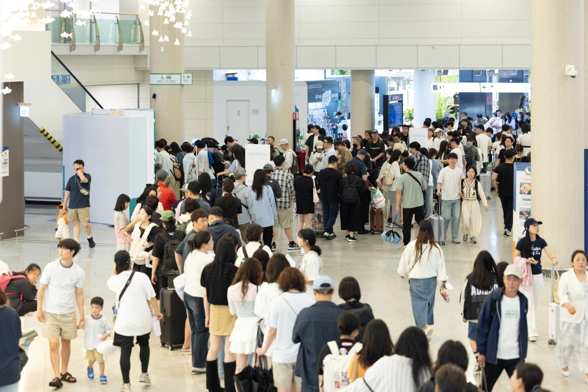 제주도와 제주관광공사는 지난 4일부터 제주국제공항에서 진행한 개별관광객 대상 여행 지원 프로모션 행사에서 여행객들이 탐나는전을 받기 위해 길게 줄이 늘어서 있다. 제주관광공사 제공