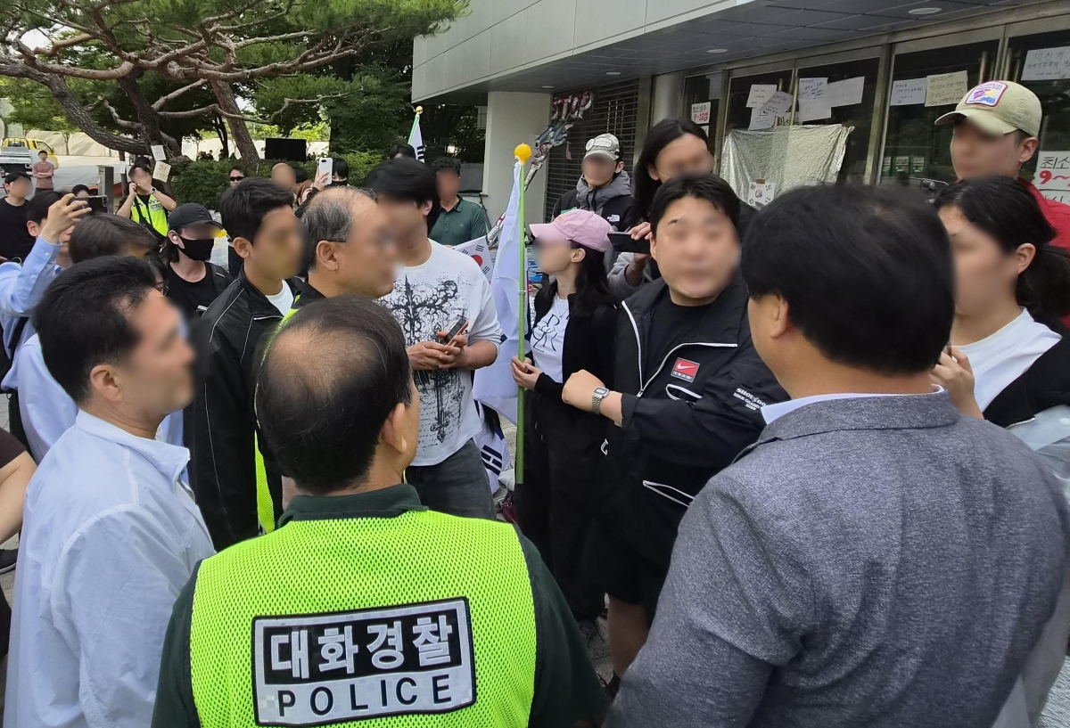 제9회 전국동시지방선거 투표용지 부족 사태에 항의하며 개표소 봉쇄 시위를 벌이고 있는 시민들과 대한체육회 관계자 등이 10일 오전 서울 송파구 올림픽공원 핸드볼경기장에 설치된 개표소 앞에서 대치하고 있다. 2026.06.10 뉴시스