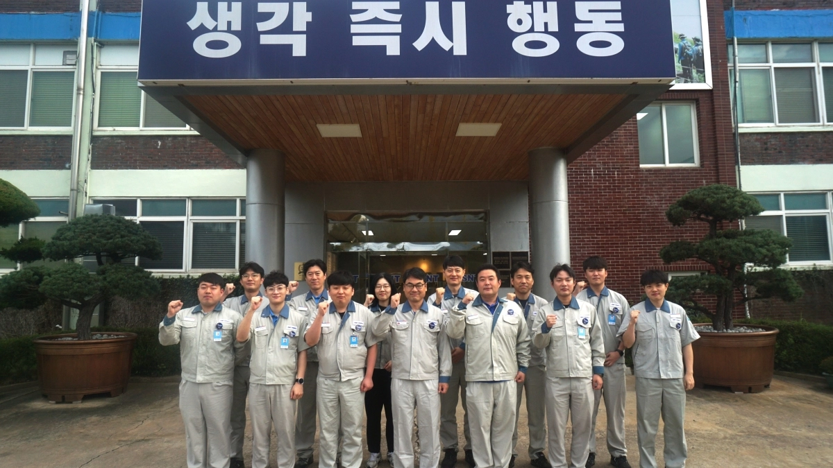SNT다이내믹스 기술연구소의 ‘히든챔피언’ 품질분임조가 ‘2026년 경상남도 품질분임조 경진대회’에 출전하기 전 단체사진을 촬영하고 있다. 2026.6.10. SNT다이내믹스 제공