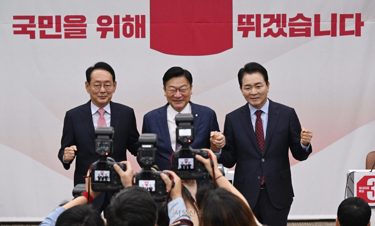 10일 국회에서 열린 국민의힘 신임 원내대표 선출을 위한 의원총회에서 후보들이 토론회에 앞서 기념 촬영을 하고 있다. 왼쪽부터 김도읍 정점식, 성일종 의원. 안주영 전문기자