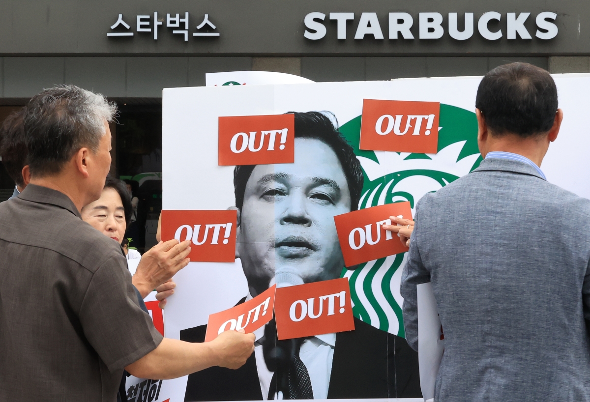 전국민중행동 등 146개 단체 회원들이 27일 서울 종로구 광화문 광장에서 열린 ‘정용진 규탄 스타벅스 불매운동 전국화 발표 기자회견’에서 퍼포먼스를 하고 있다. 2026.5.27 뉴스1