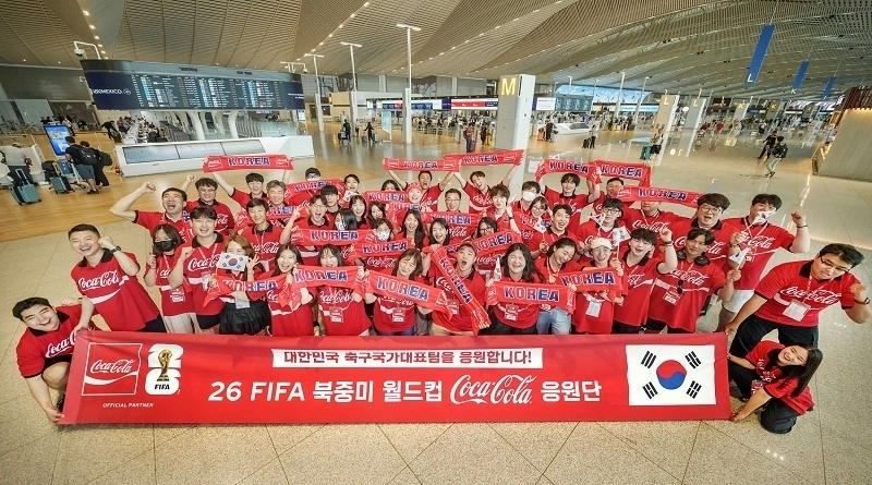 10일 인천국제공항에 코카-콜라 원정 응원단이 멕시코로 출국하기 전 기념 촬영을 하고 있다. 응원단은 4박 7일 일정으로 멕시코를 방문해 대한민국 대표팀을 응원할 예정이다. 한국 코카-콜라는 이번 26 FIFA 월드컵에서도 ‘코카-콜라 원정 응원단’을 통해 팬들이 FIFA 월드컵의 열기를 현장에서 경험하고 응원 문화를 함께 만들어갈 수 있도록 지원한다는 계획이다. (사진출처=한국 코카-콜라사 제공)