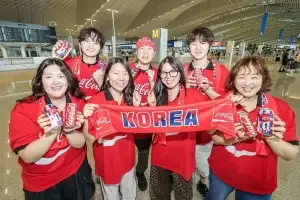 [포토뉴스]코카-콜라 원정 응원단 70여 명, 멕시코로 출국