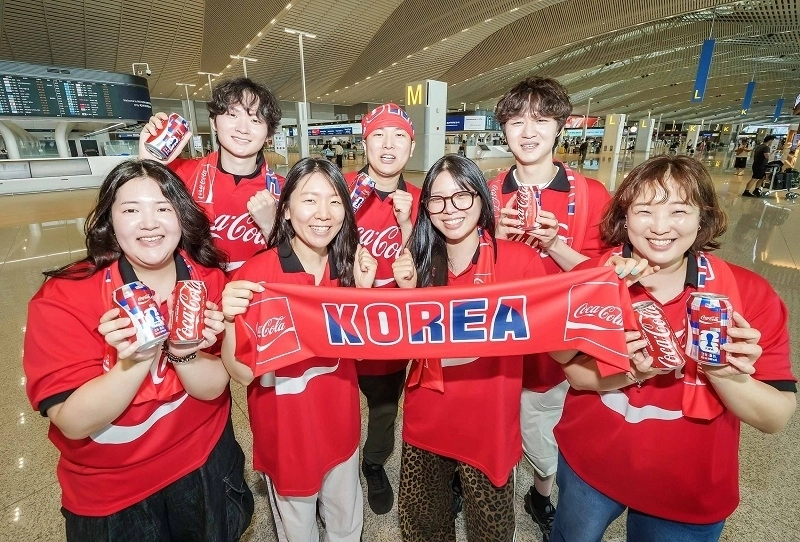 코카-콜라사의 ‘26 FIFA 월드컵 코카-콜라 원정 응원단’인 70여 명이 인천국제공항에서 출정식을 하고 멕시코로 출국했다. 코카-콜라 원정 응원단은 4박 7일 일정으로 12일(한국 시간) 대한민국 첫 경기를 현지에서 관람하고 태극전사를 응원한 후 16일 귀국한다. (사진출처=한국 코카-콜라사 제공)