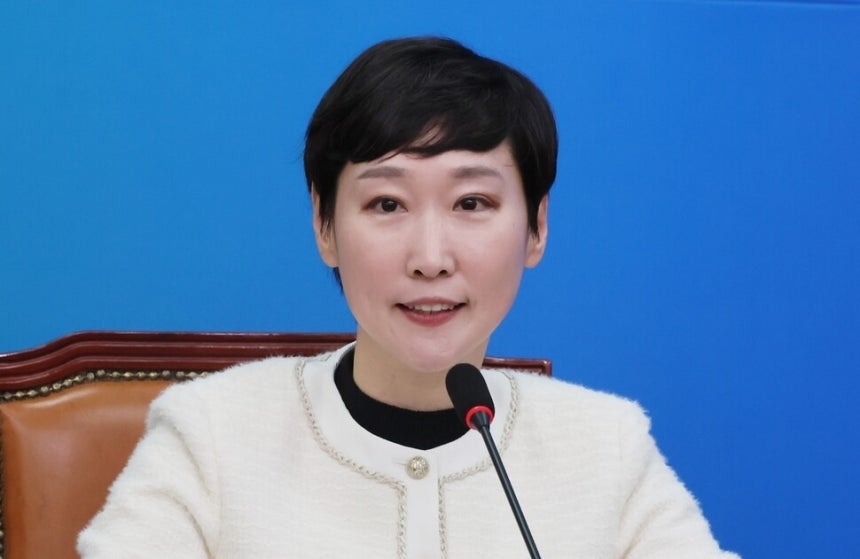 2024년 1월 29일 국회에서 열린 더불어민주당 11·12차 인재영입식에서 이지은 전 총경이 인사말을 하고 있다. 연합뉴스 자료사진