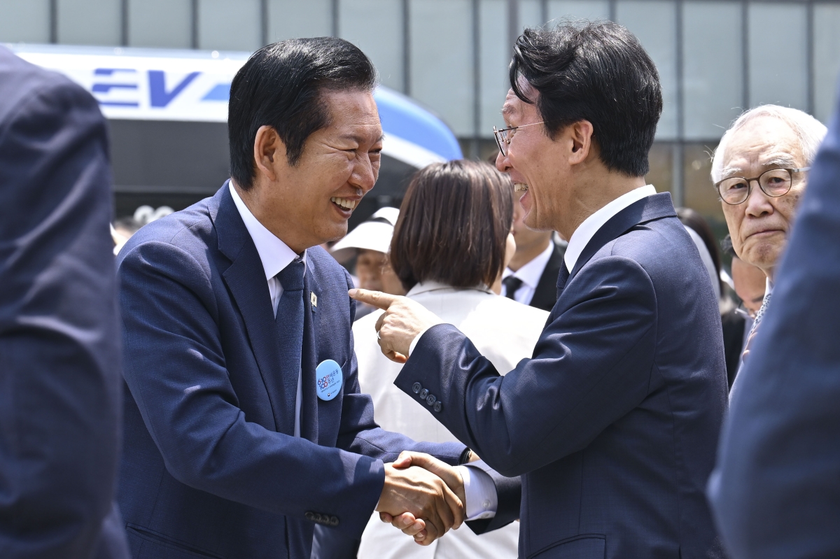 김민석 국무총리와 더불어민주당 정청래 대표가 10일 서울 종로구 광화문광장에서 열린 제100주년 6ㆍ10 만세운동 기념식에서 인사하고 있다. 2026.6.10 홍윤기 기자