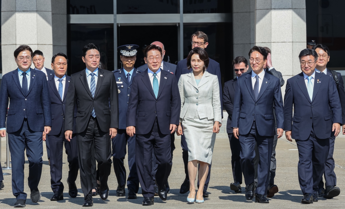 G7 정상회의 참석차 유럽 순방 일정에 나선 이재명 대통령과 김혜경 여사가 9일 경기 성남 서울공항에서 공군1호기로 이동하고 있다. 2026.6.9 뉴스1